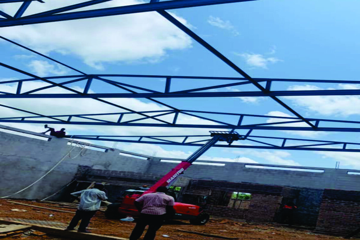 Montage d'une charpente métallique d'un magasin de stockage